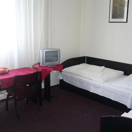 Hotel Posta Benesov  Zimmer foto
