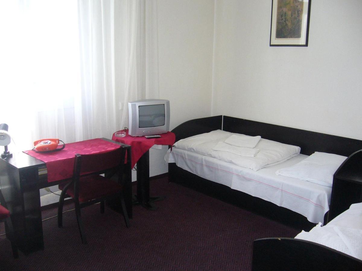 Hotel Posta Benesov  Zimmer foto
